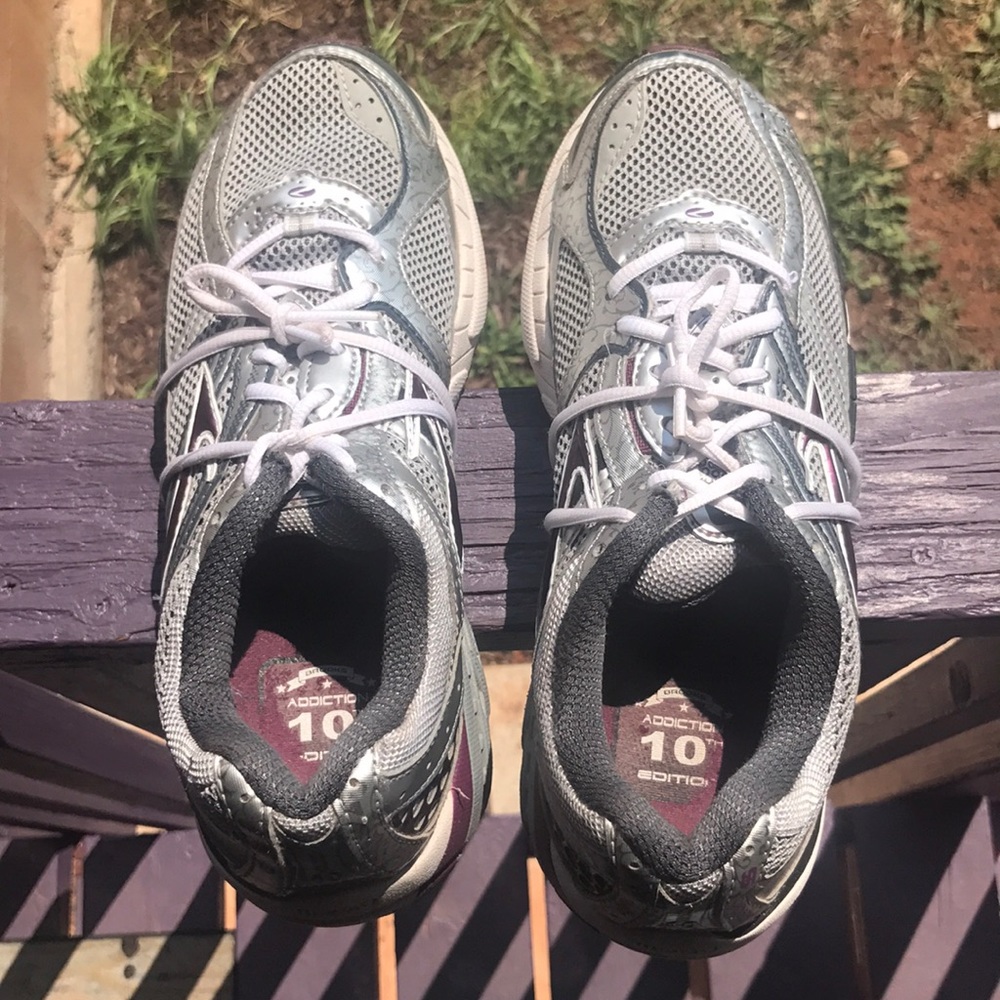 Women's  Brooks Addiction size 9 running shoes.